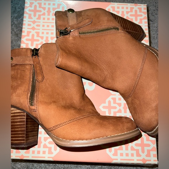 GB- Gianni Bini Giddee-Up Hampton Tan size 65M (6.5) - Picture 2 of 3